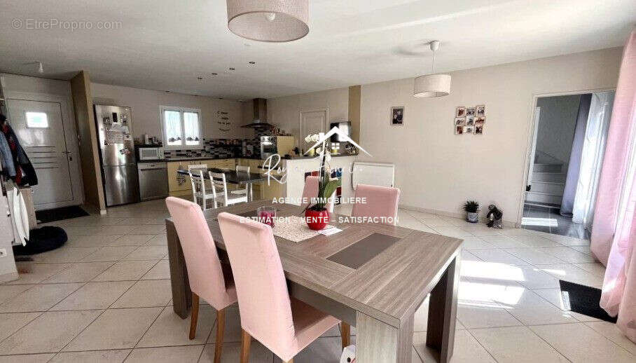 Pièce de vie spacieux  - Maison à DANGE-SAINT-ROMAIN