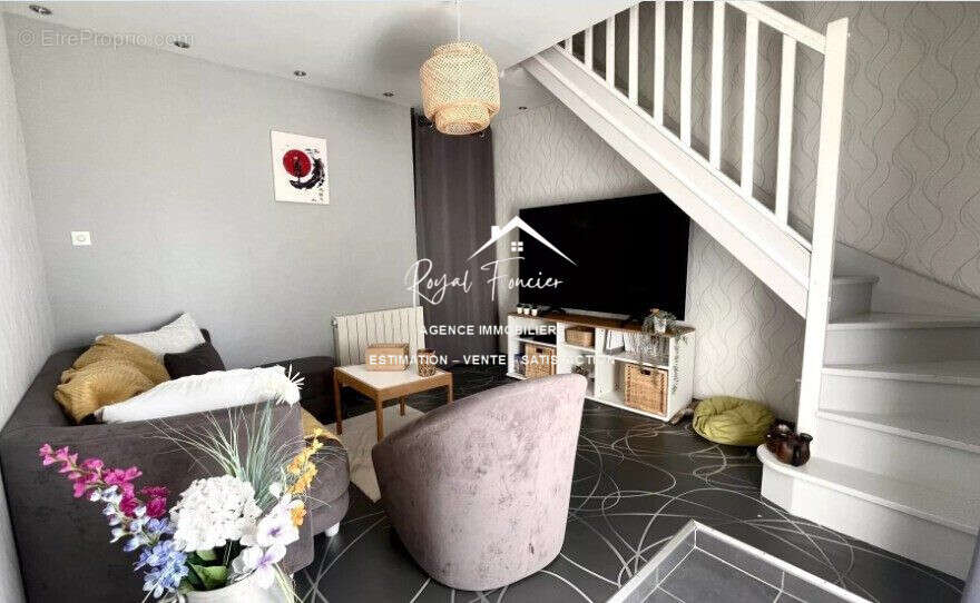 Salon  - Maison à DANGE-SAINT-ROMAIN