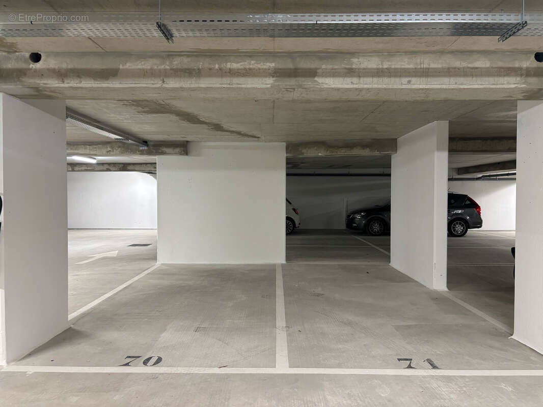 Parking à SAINT-MAUR-DES-FOSSES