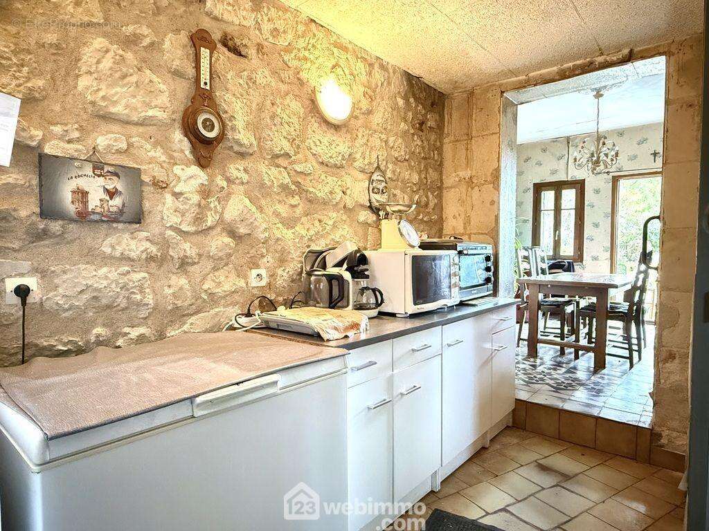 ... ainsi qu&#039;une cuisine avec four à pain. - Maison à LONGUE-JUMELLES