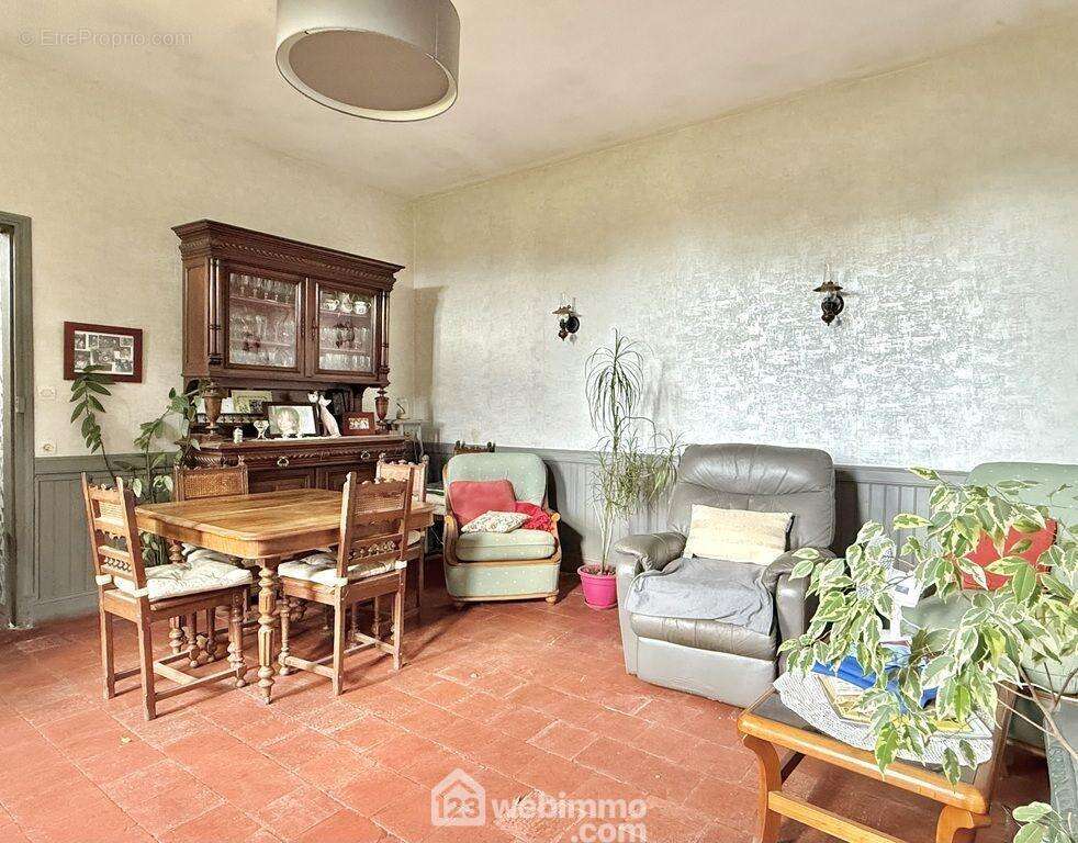 ... composée d&#039;un salon avec cheminée.. - Maison à LONGUE-JUMELLES