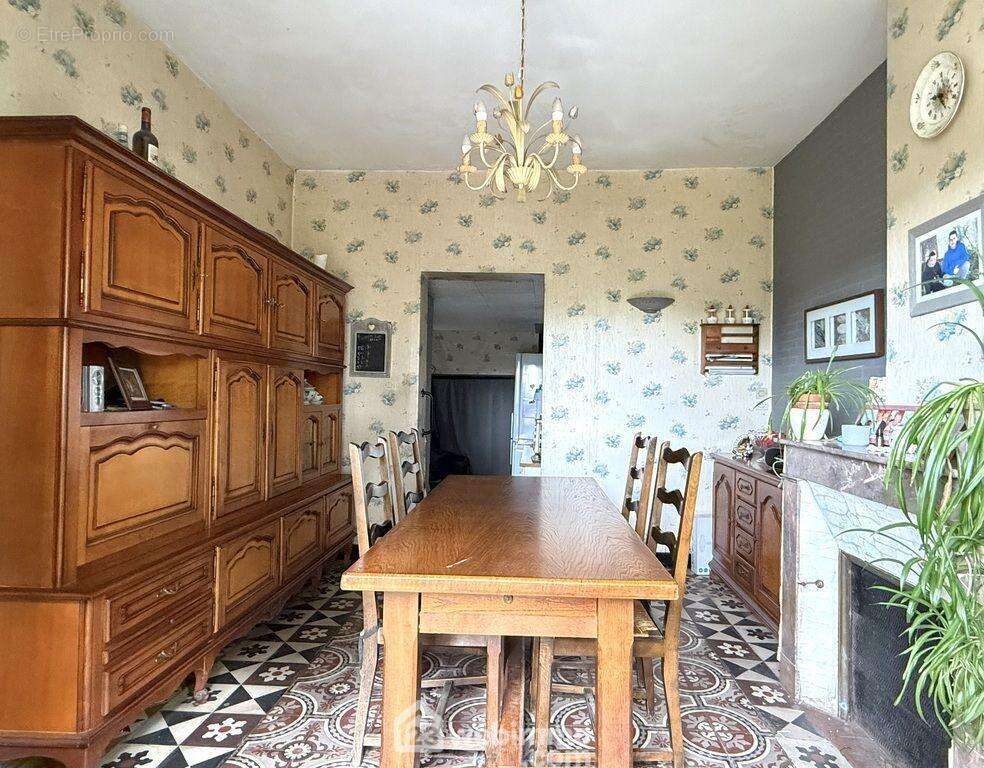 ... d&#039;une salle à manger avec accès extérieur... - Maison à LONGUE-JUMELLES