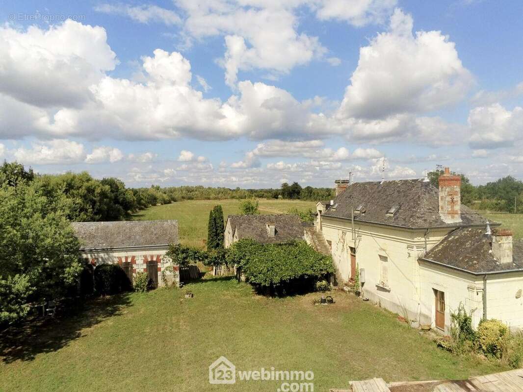 ? sur un terrain de plus de 3 hectares. - Maison à LONGUE-JUMELLES