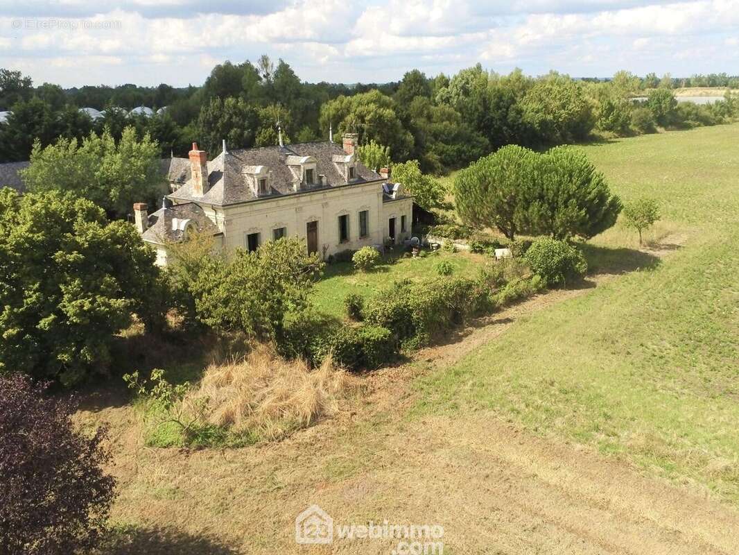 Maison en tuffeau pleine de charme, datant de 1868... - Maison à LONGUE-JUMELLES