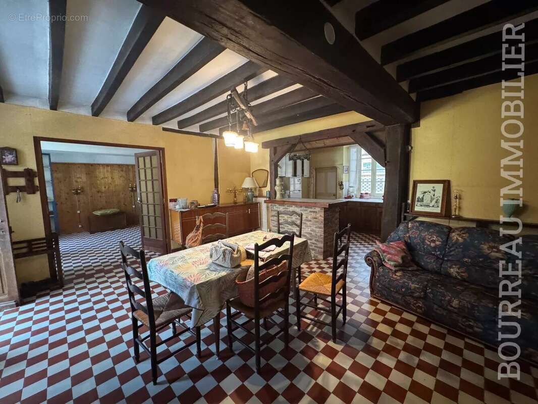 Maison à LA CELLE-SAINT-CYR