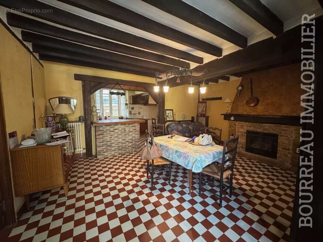 Maison à LA CELLE-SAINT-CYR