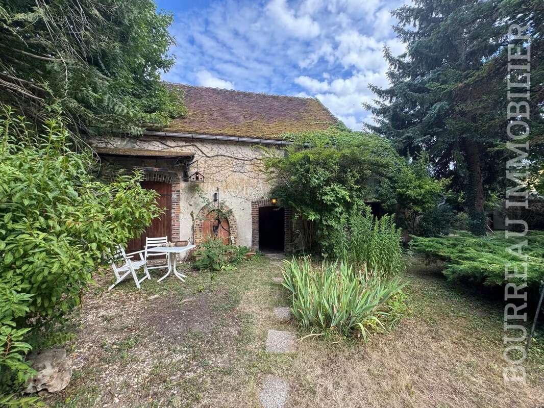 Maison à LA CELLE-SAINT-CYR