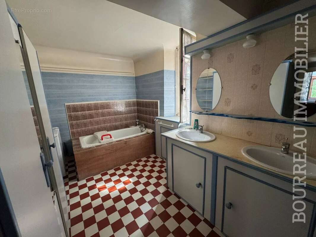 Maison à LA CELLE-SAINT-CYR