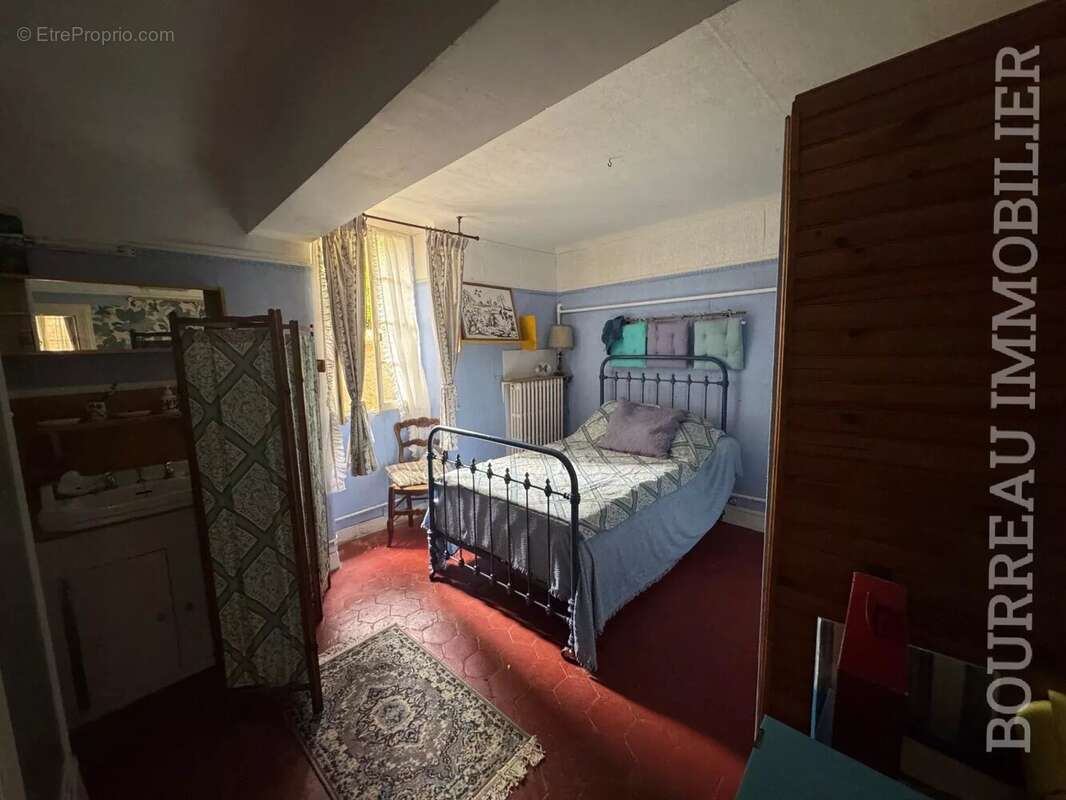 Maison à LA CELLE-SAINT-CYR