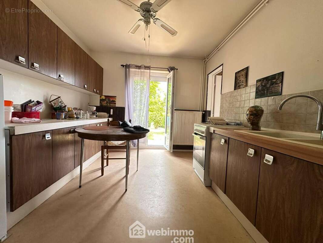 A ses cotés, la cuisine aménagée de 11 m² - Maison à CHAMBRY