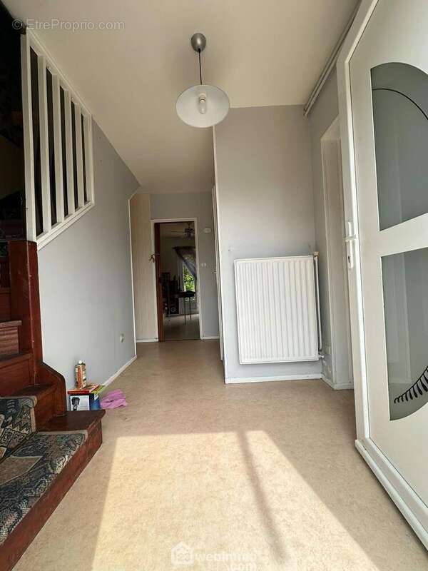 Découvrons l&#039;intérieur, l&#039;entrée distribue ... - Maison à CHAMBRY