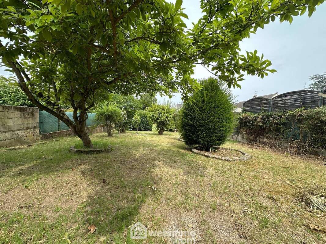 Erigée sur un terrain entierement clos de 503 m² - Maison à CHAMBRY