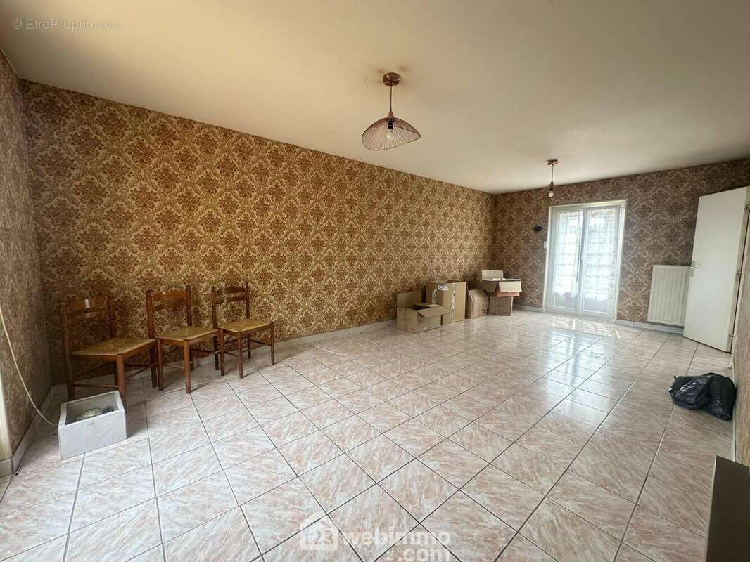 Vous disposez d&#039;un accès sur ... - Maison à CHAMBRY