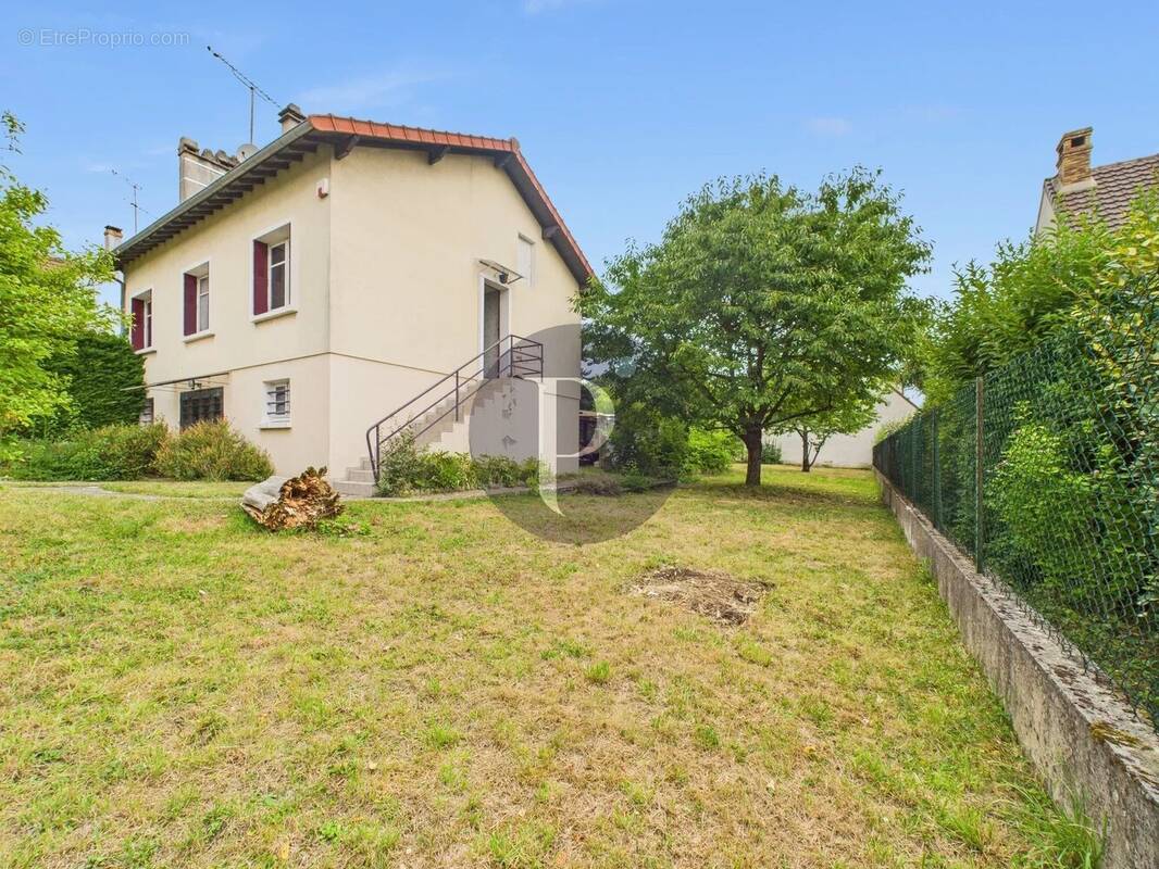 Maison à VERRIERES-LE-BUISSON