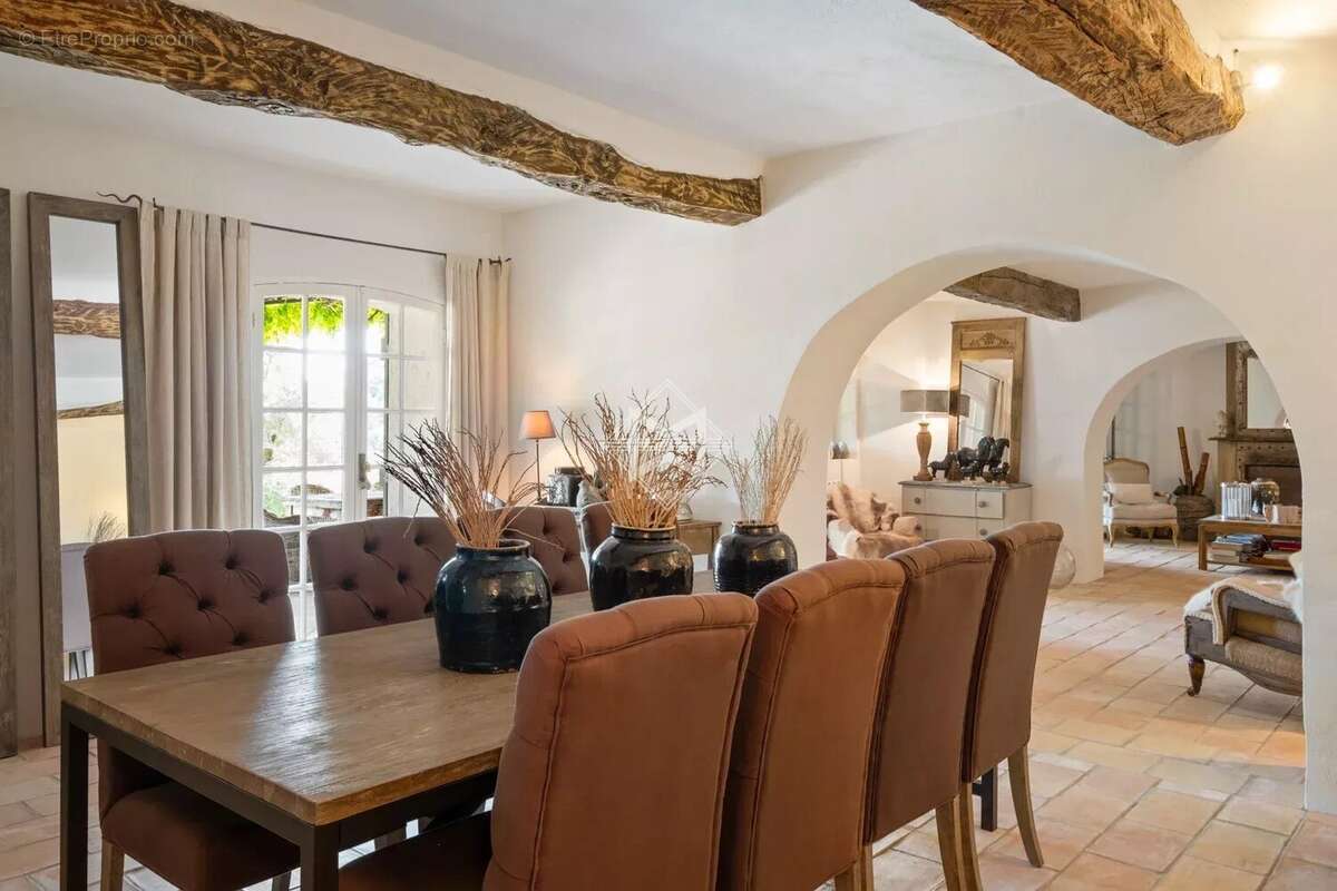 Maison à CHATEAUNEUF-GRASSE