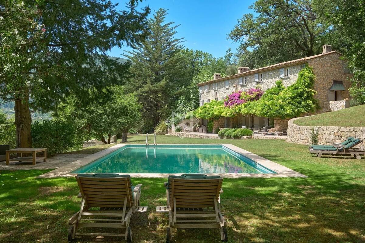 Maison à CHATEAUNEUF-GRASSE
