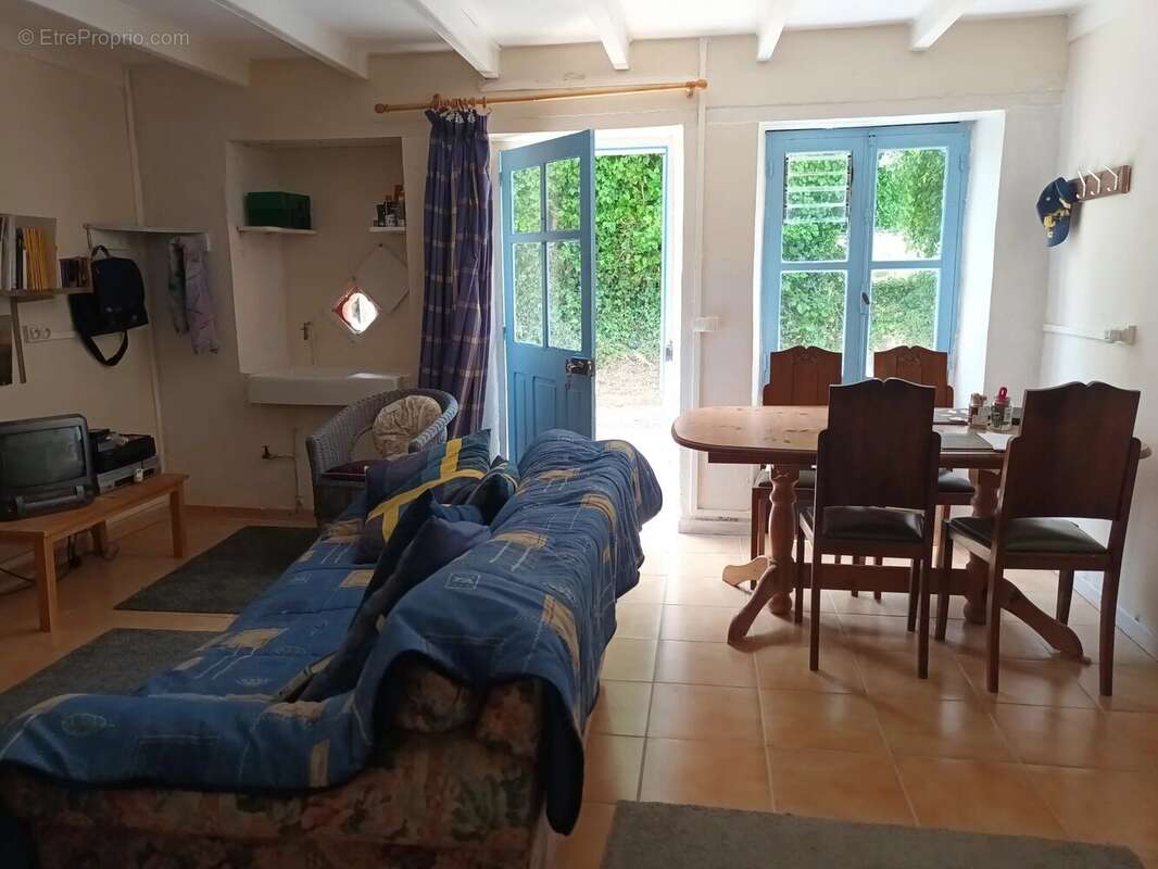 Maison à LES SALLES-LAVAUGUYON