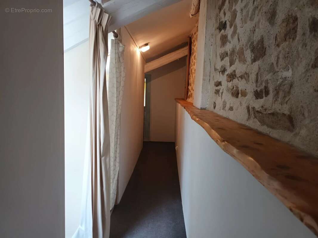 Maison à LES SALLES-LAVAUGUYON