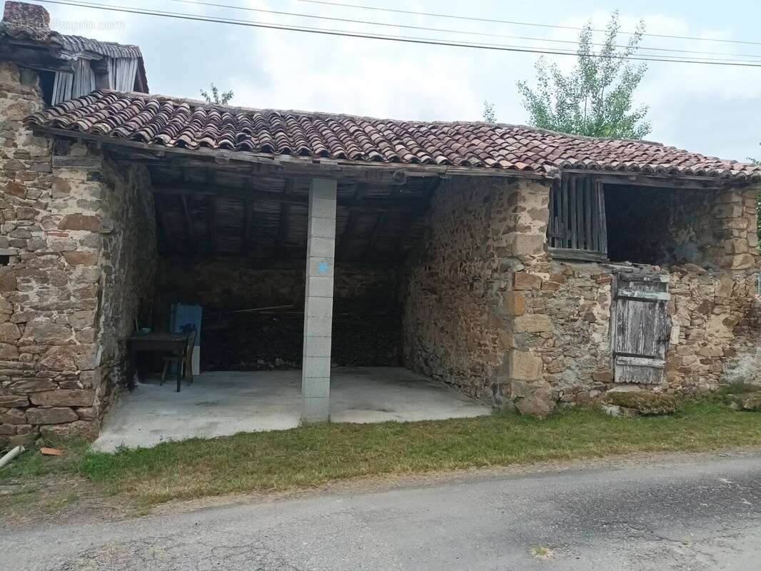 Maison à LES SALLES-LAVAUGUYON