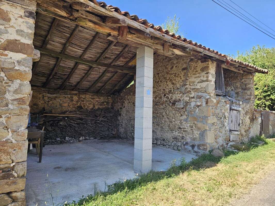 Maison à LES SALLES-LAVAUGUYON