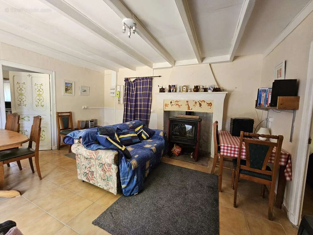 Maison à LES SALLES-LAVAUGUYON