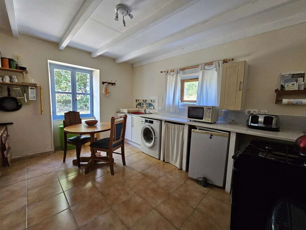 Maison à LES SALLES-LAVAUGUYON