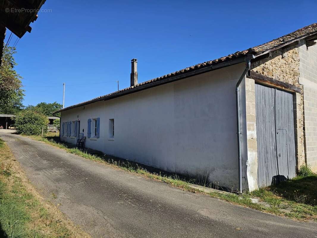 Maison à LES SALLES-LAVAUGUYON