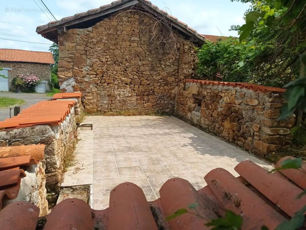 Maison à LES SALLES-LAVAUGUYON