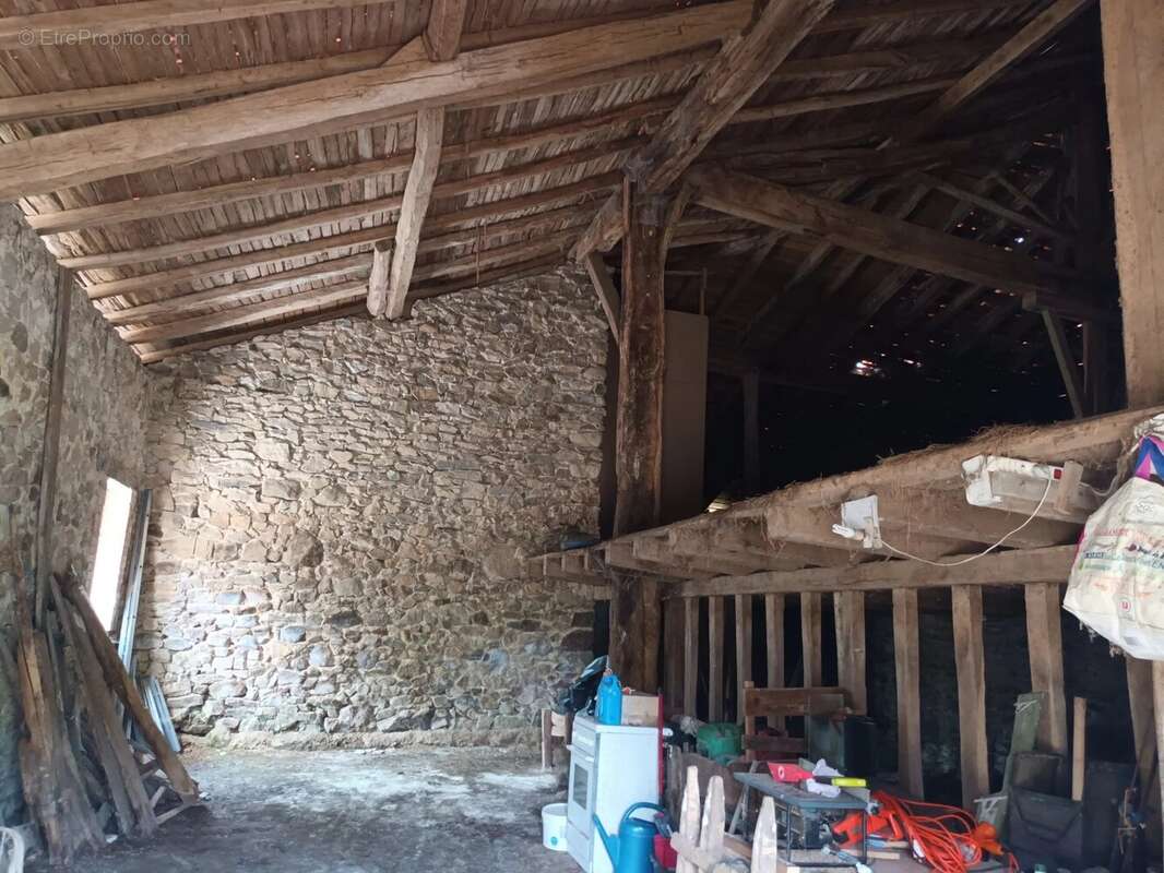 Maison à LES SALLES-LAVAUGUYON