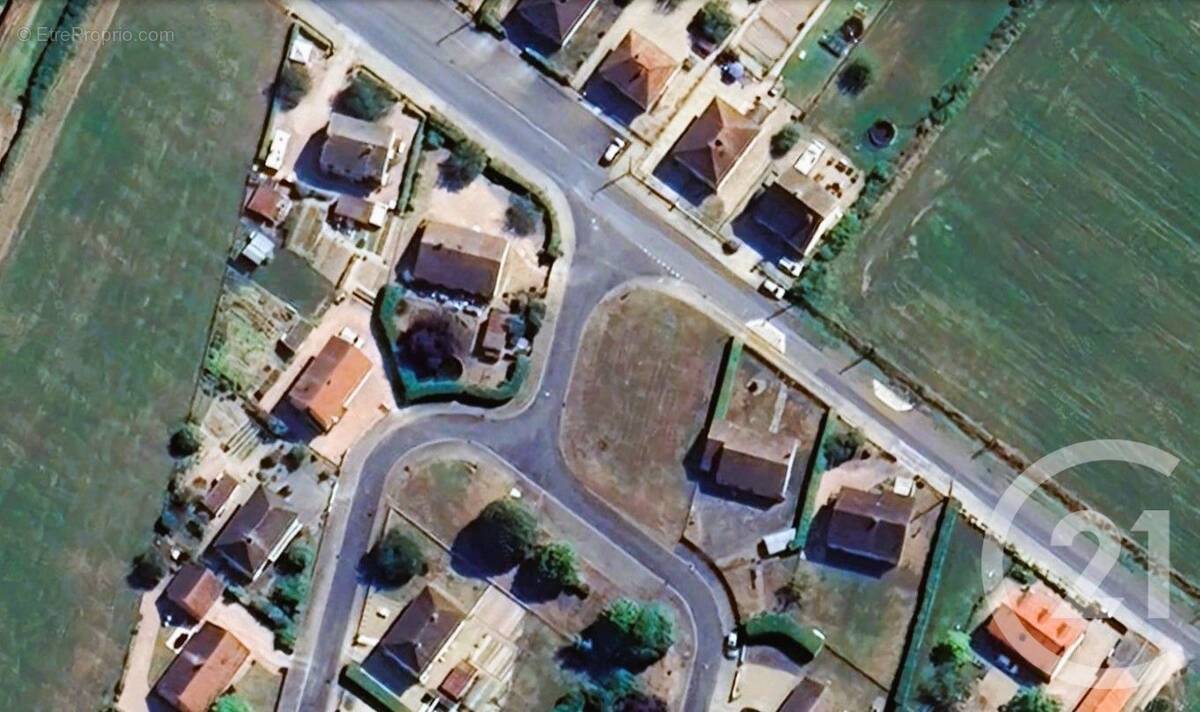 Terrain à THIEL-SUR-ACOLIN