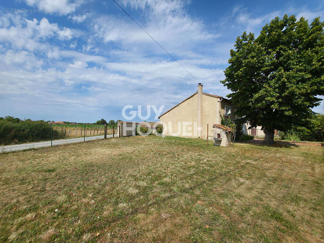 Maison à SAINT-ETIENNE-LE-MOLARD