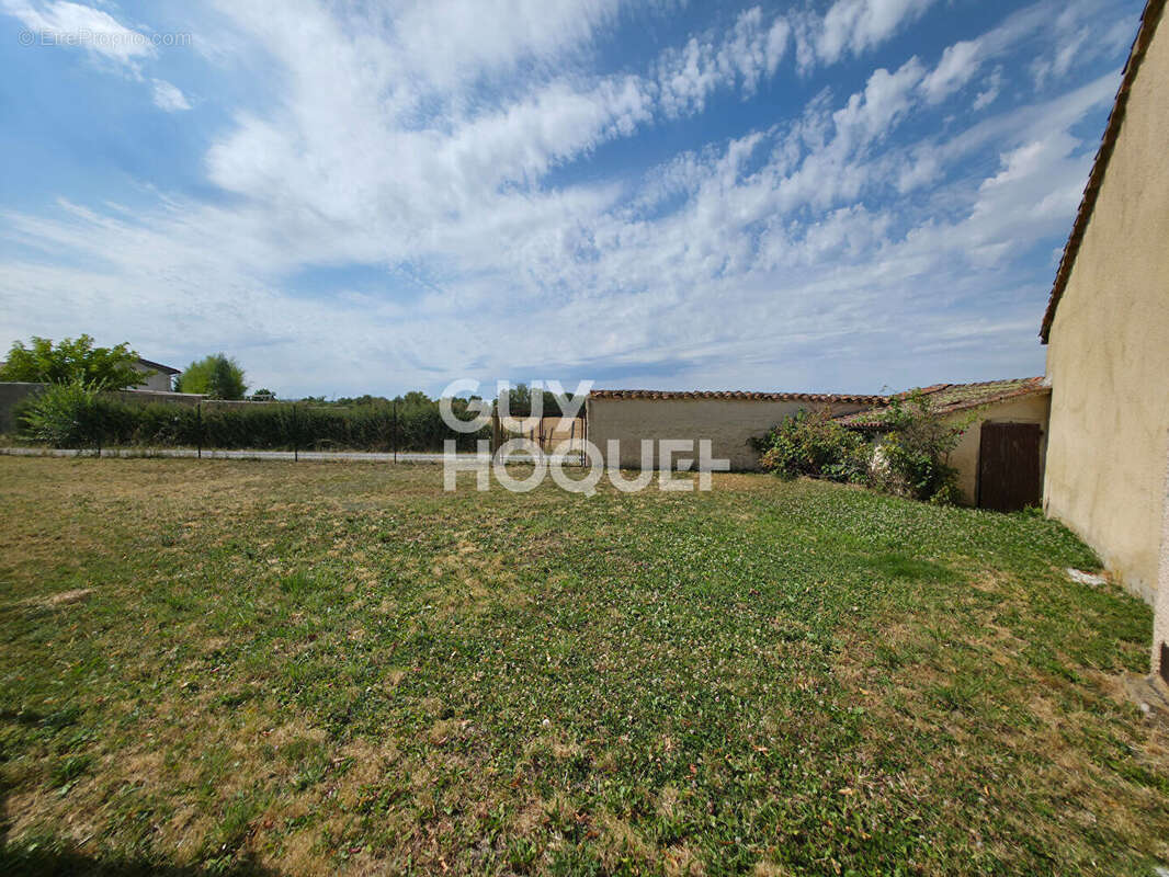Maison à SAINT-ETIENNE-LE-MOLARD