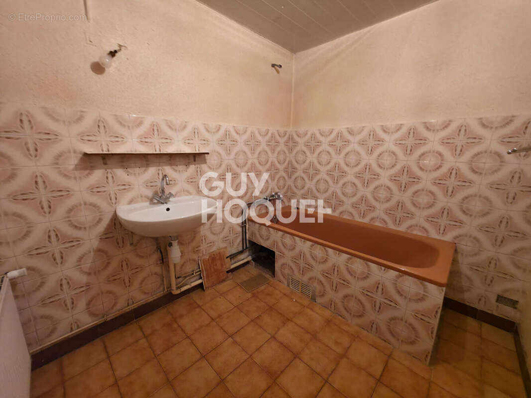 Maison à SAINT-ETIENNE-LE-MOLARD