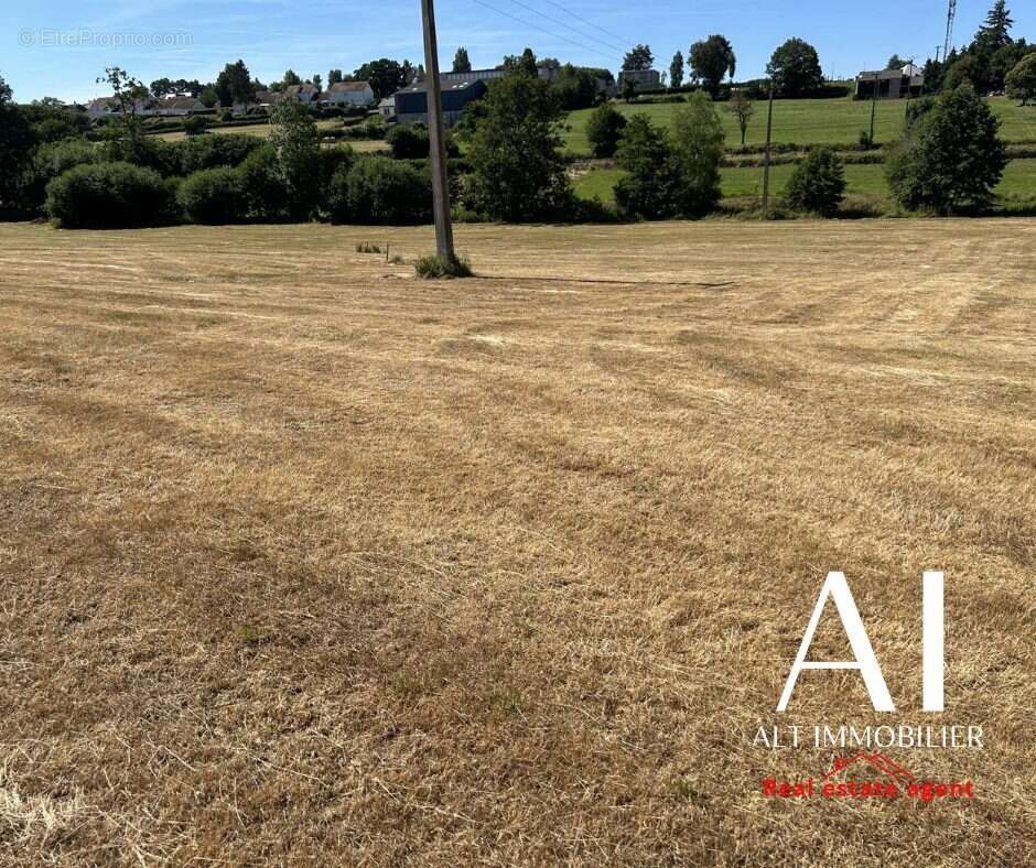 Terrain à CONDE-SUR-NOIREAU