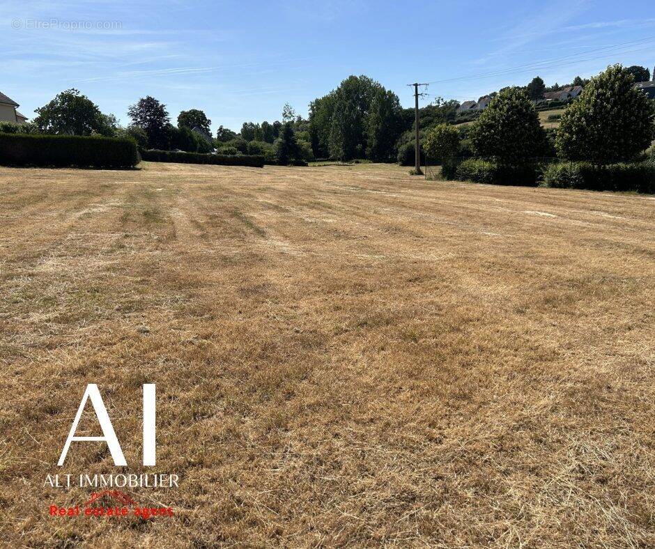 Terrain à CONDE-SUR-NOIREAU