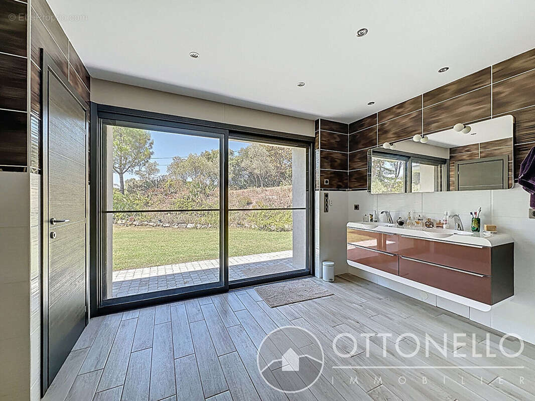 Maison à ROQUEBRUNE-SUR-ARGENS