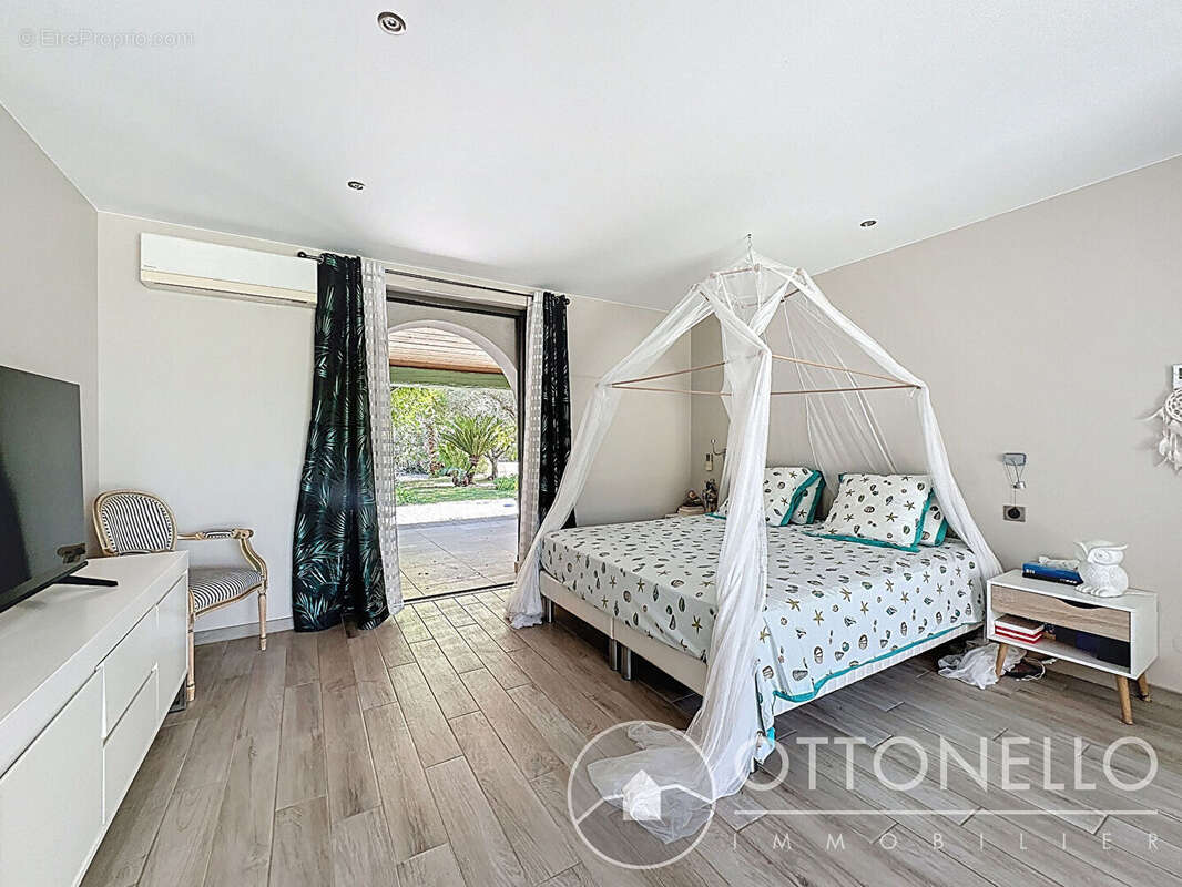 Maison à ROQUEBRUNE-SUR-ARGENS