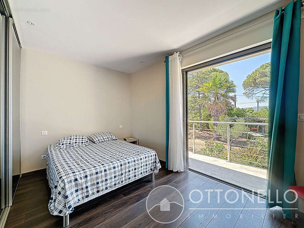 Maison à ROQUEBRUNE-SUR-ARGENS