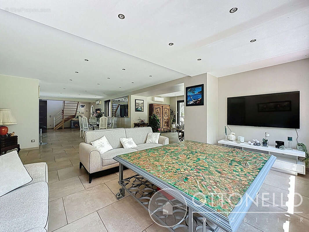 Maison à ROQUEBRUNE-SUR-ARGENS