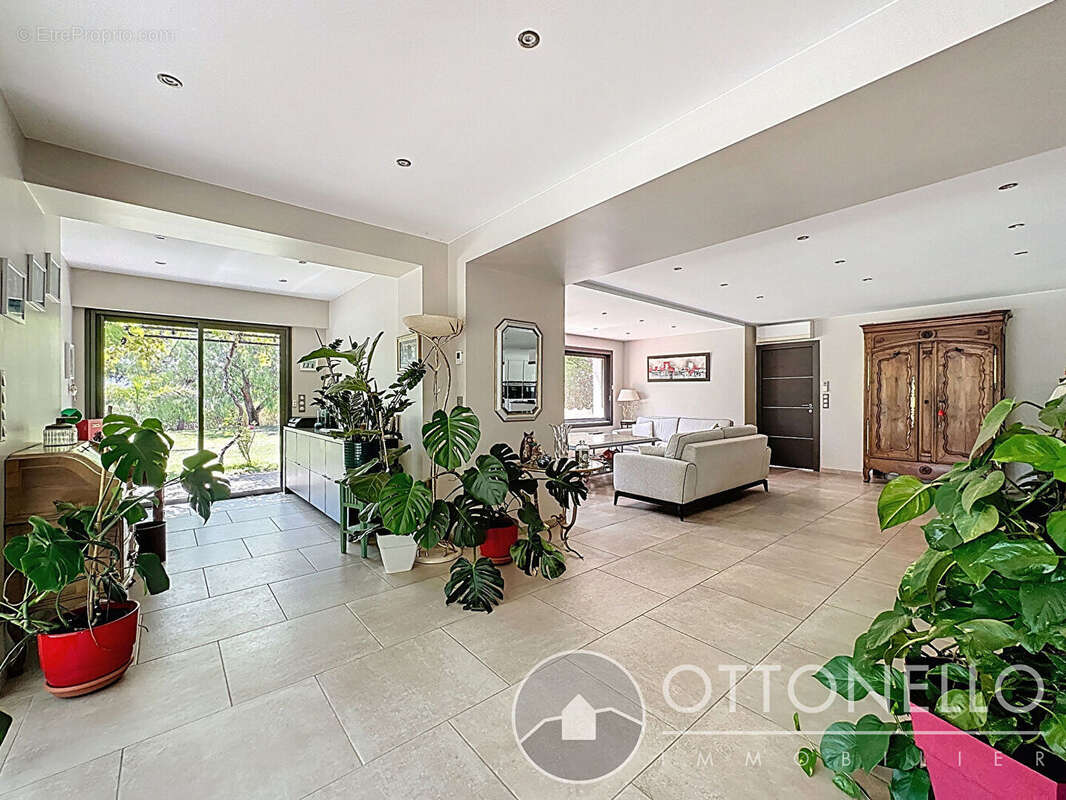 Maison à ROQUEBRUNE-SUR-ARGENS