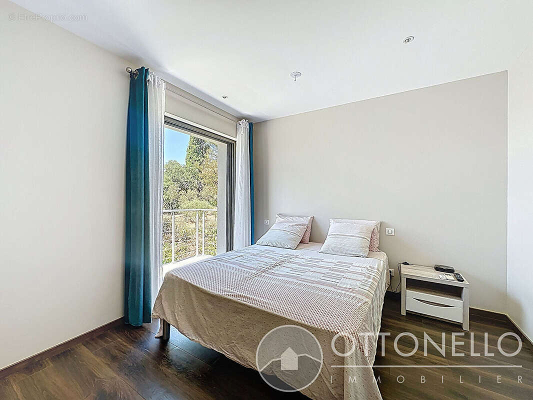 Maison à ROQUEBRUNE-SUR-ARGENS