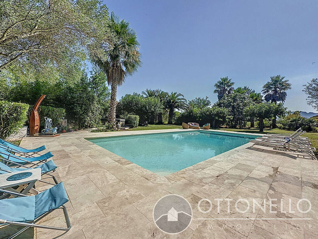 Maison à ROQUEBRUNE-SUR-ARGENS