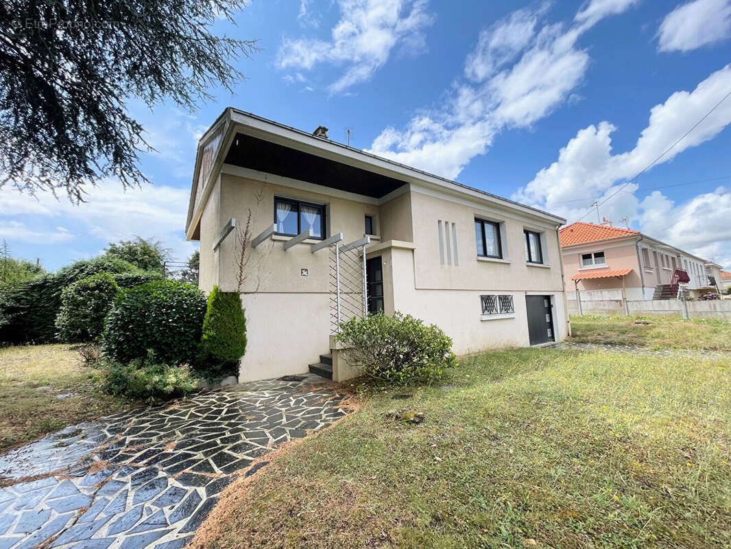 Maison à SAINT-MACAIRE-EN-MAUGES