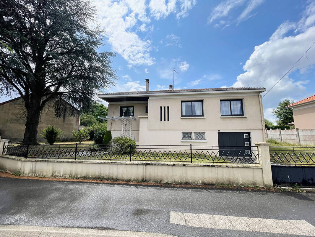 Maison à SAINT-MACAIRE-EN-MAUGES