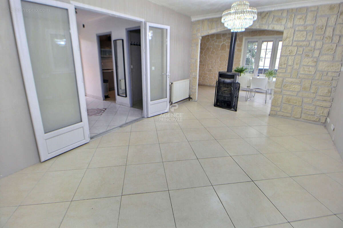 Maison à CHANTELOUP-LES-VIGNES