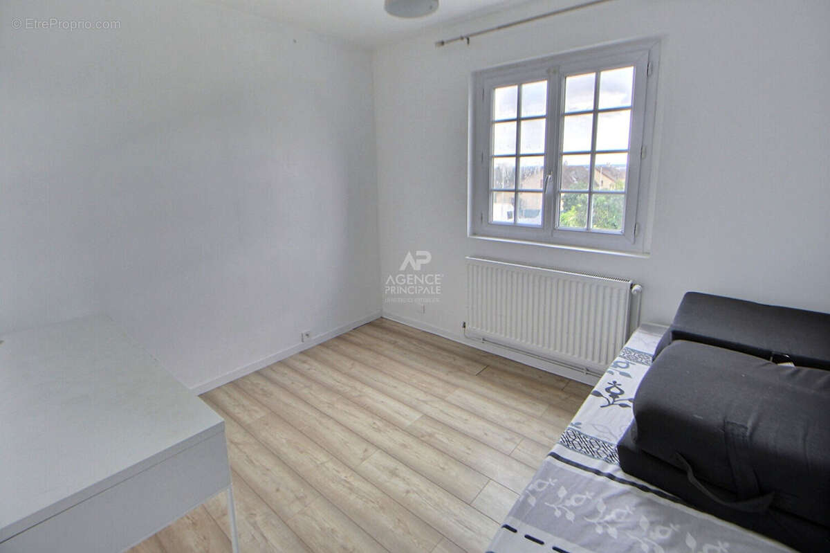 Maison à CHANTELOUP-LES-VIGNES