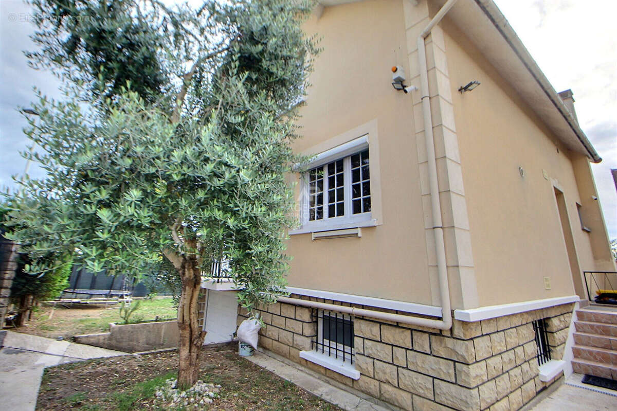 Maison à CHANTELOUP-LES-VIGNES