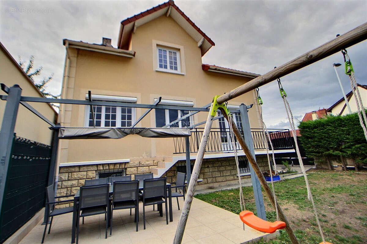 Maison à CHANTELOUP-LES-VIGNES