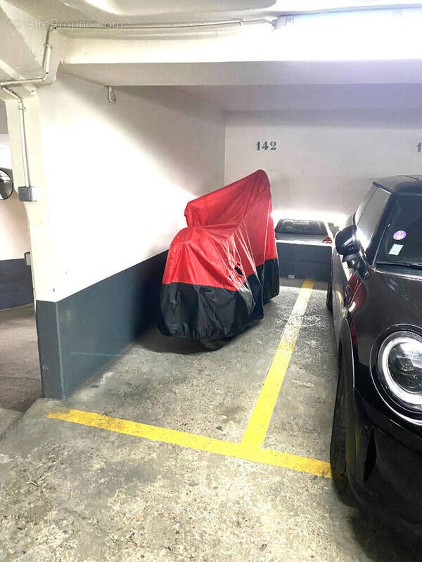 Parking à PARIS-16E