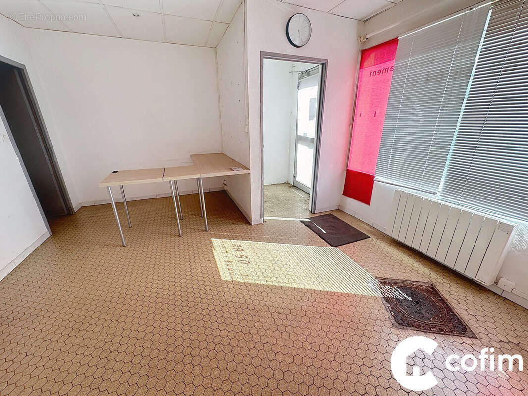 local en 2 parties : 38 m² en tout avec wc - Commerce à SEMEAC